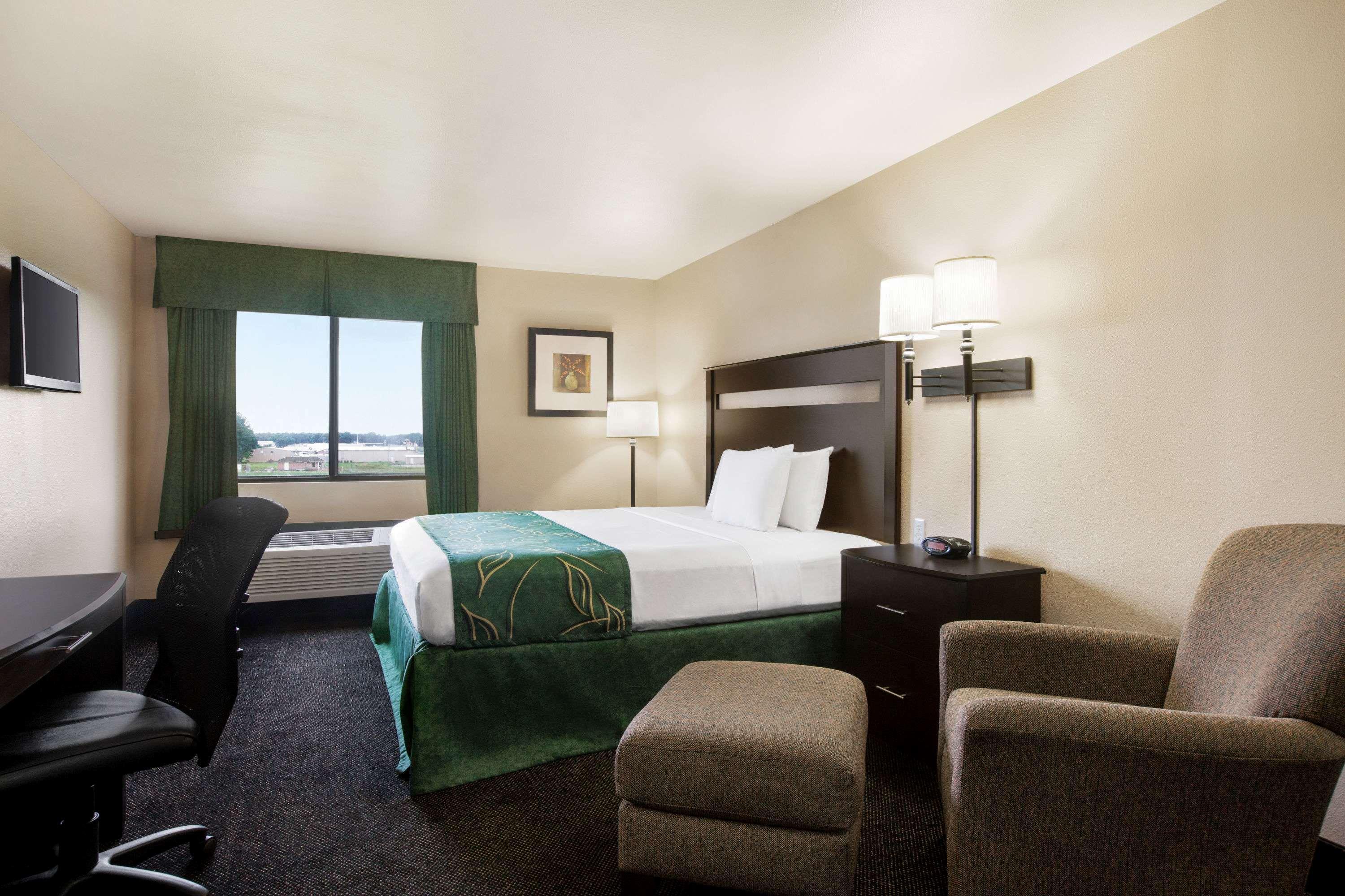 Travelodge By Wyndham Livonia מראה חיצוני תמונה
