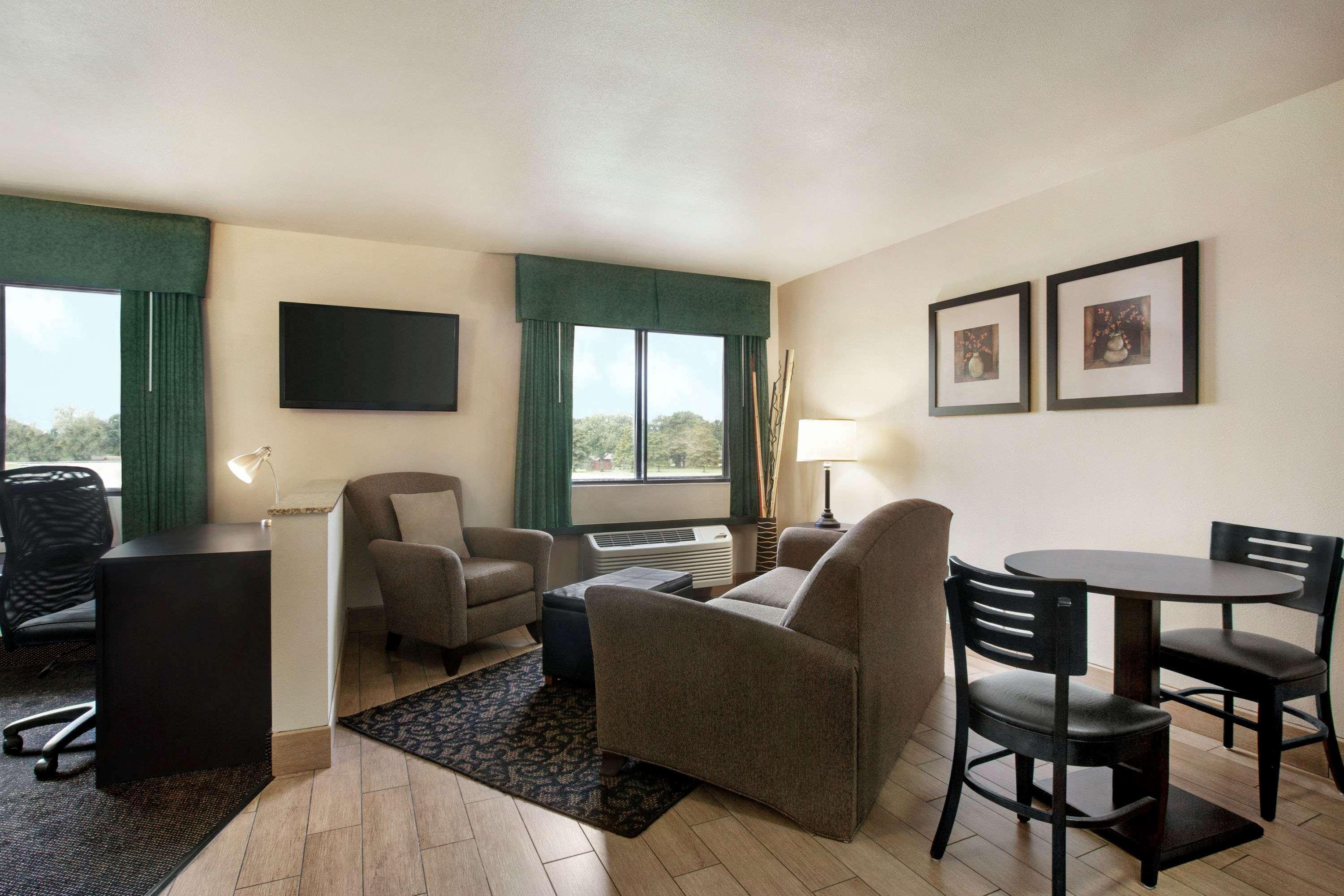 Travelodge By Wyndham Livonia מראה חיצוני תמונה
