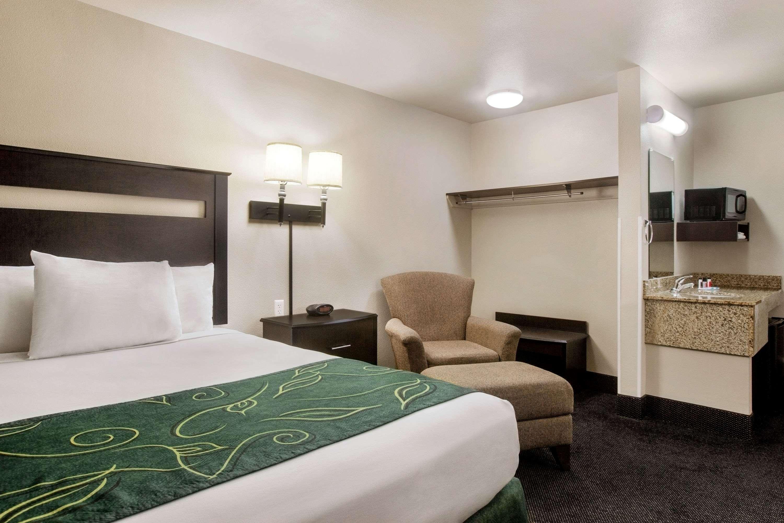 Travelodge By Wyndham Livonia מראה חיצוני תמונה