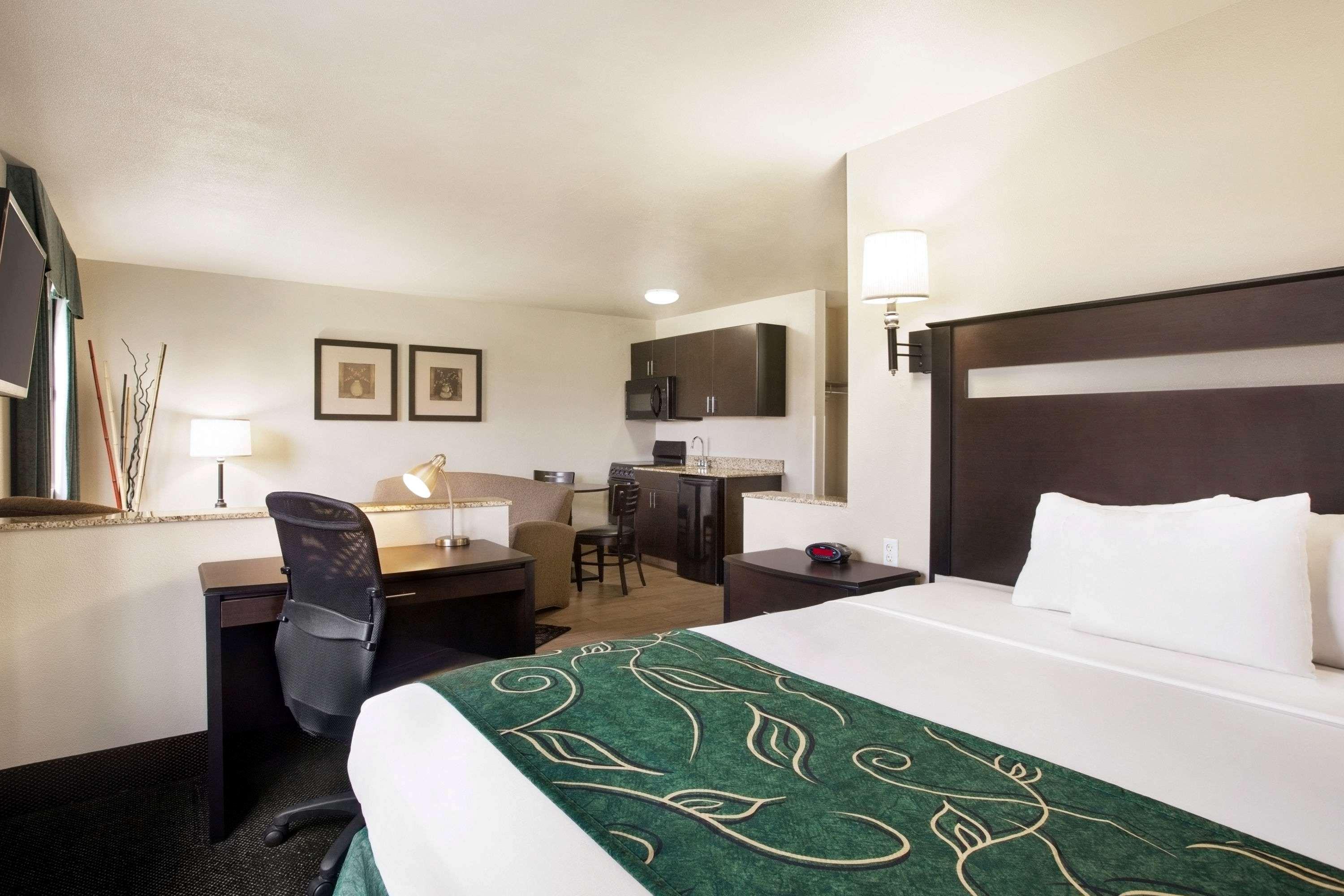Travelodge By Wyndham Livonia מראה חיצוני תמונה