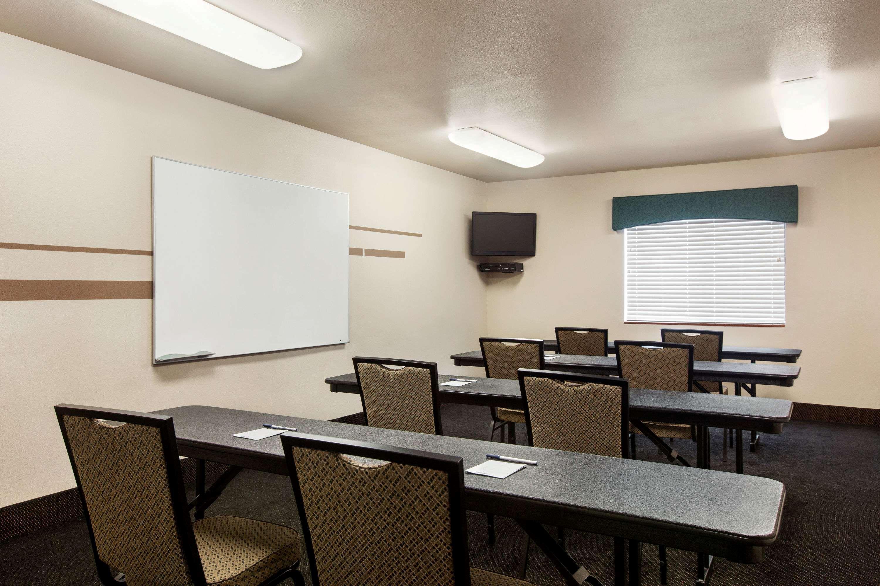 Travelodge By Wyndham Livonia מראה חיצוני תמונה