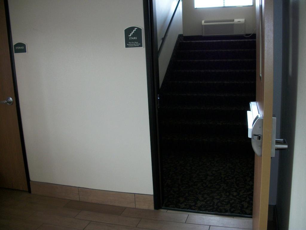 Travelodge By Wyndham Livonia מראה חיצוני תמונה