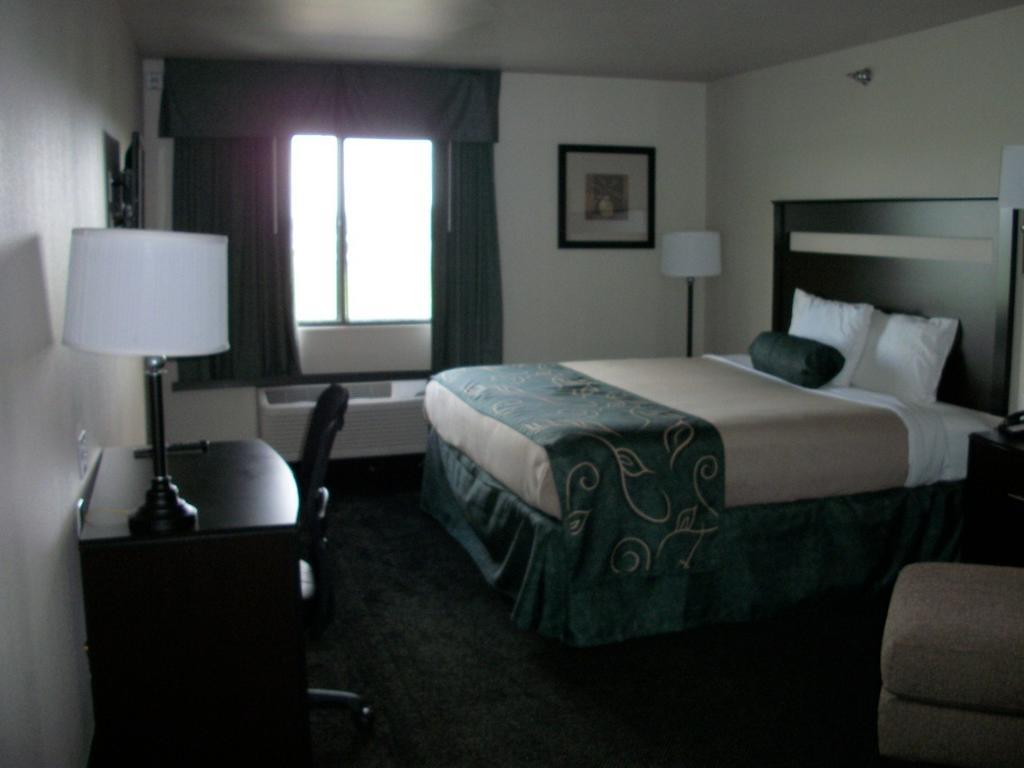 Travelodge By Wyndham Livonia מראה חיצוני תמונה