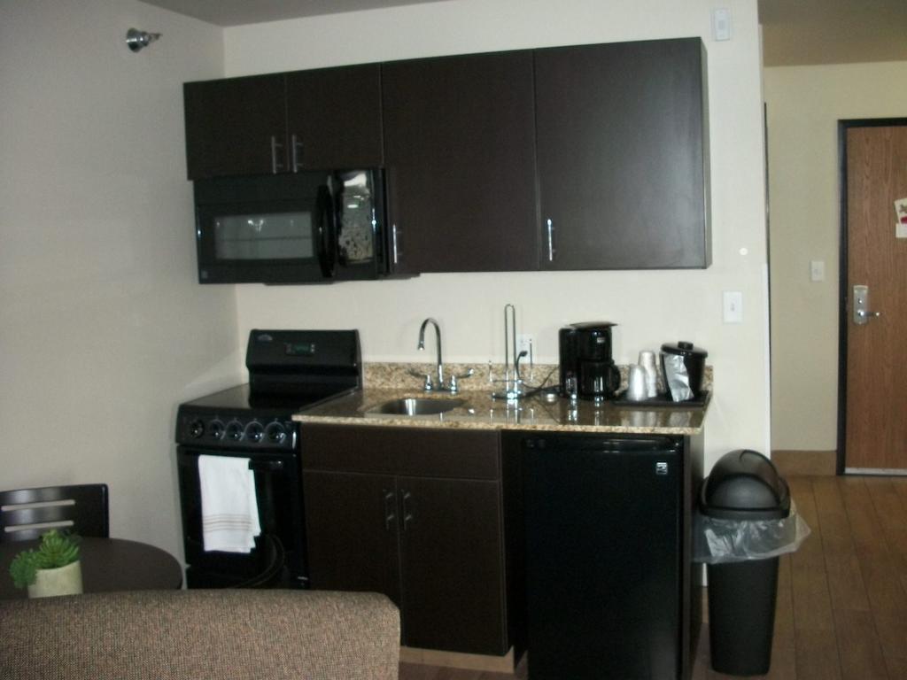 Travelodge By Wyndham Livonia מראה חיצוני תמונה
