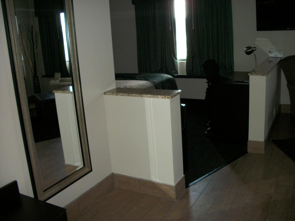 Travelodge By Wyndham Livonia מראה חיצוני תמונה