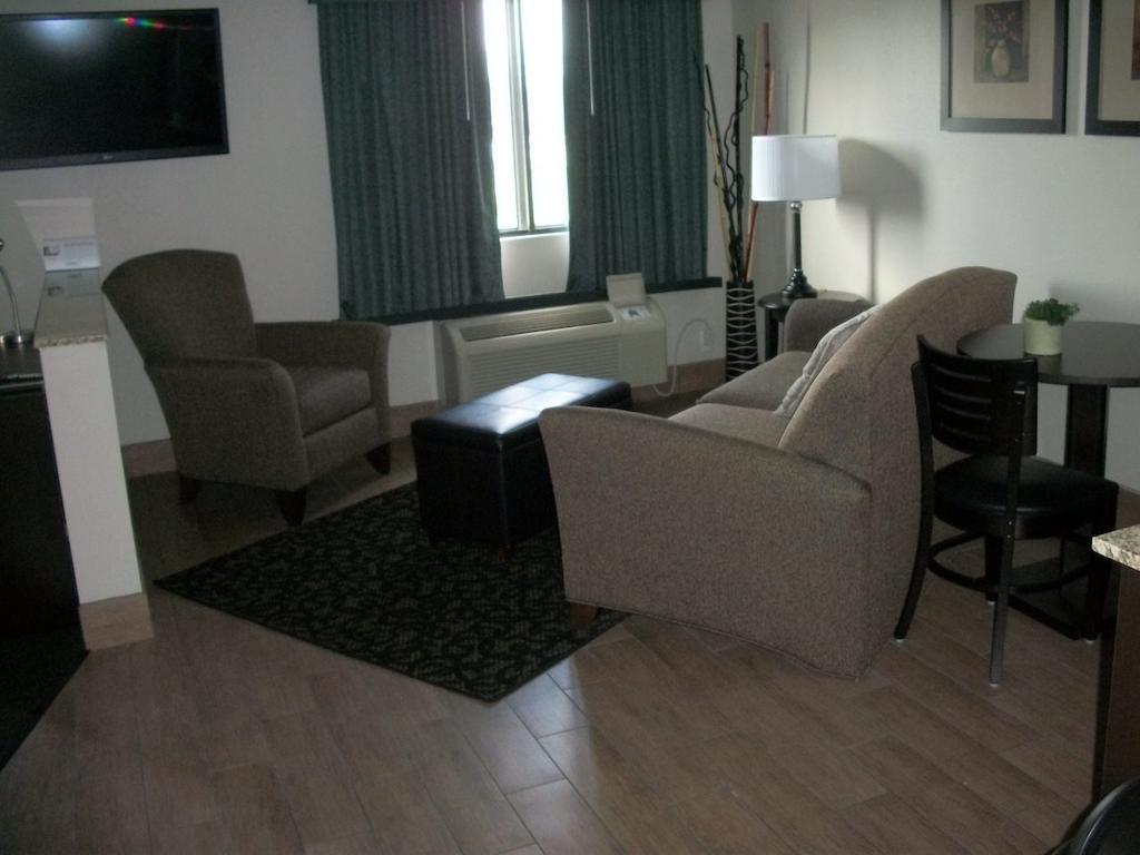 Travelodge By Wyndham Livonia מראה חיצוני תמונה