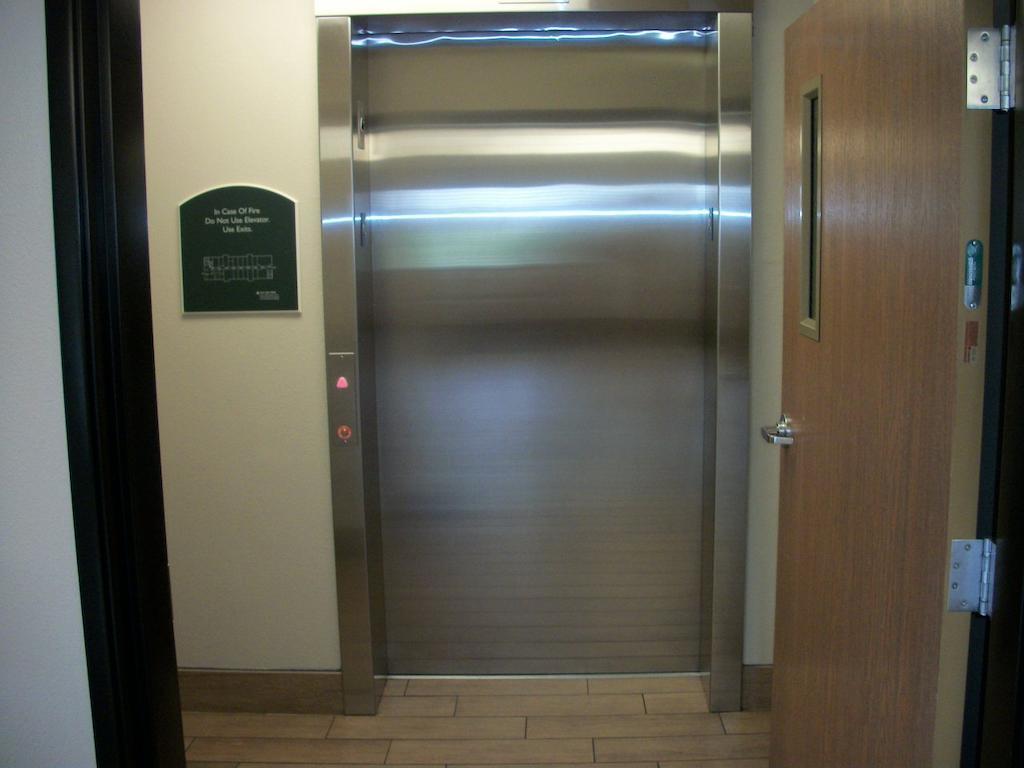 Travelodge By Wyndham Livonia מראה חיצוני תמונה