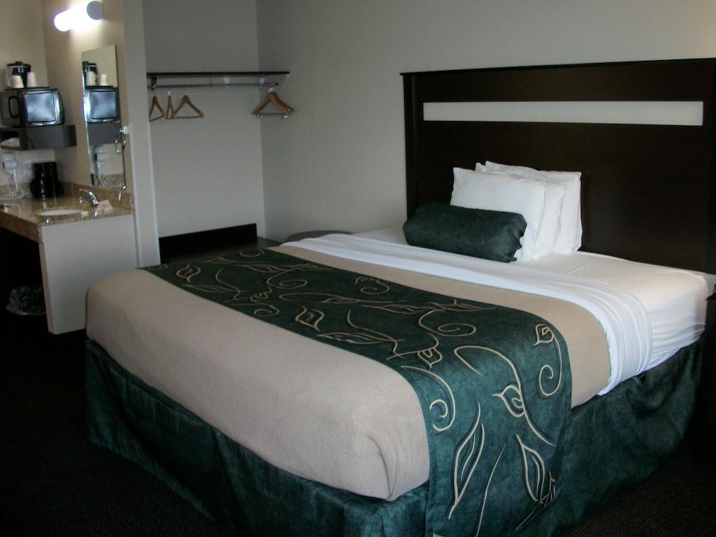 Travelodge By Wyndham Livonia מראה חיצוני תמונה