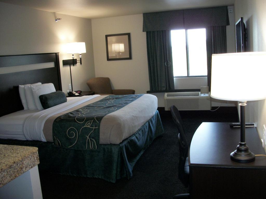 Travelodge By Wyndham Livonia מראה חיצוני תמונה