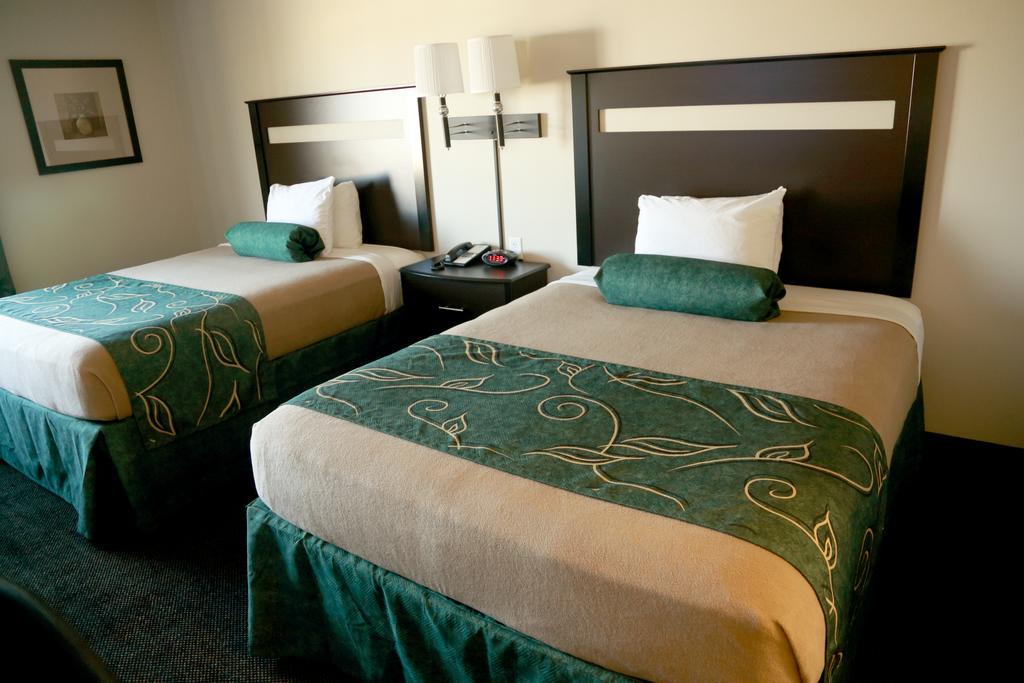 Travelodge By Wyndham Livonia מראה חיצוני תמונה