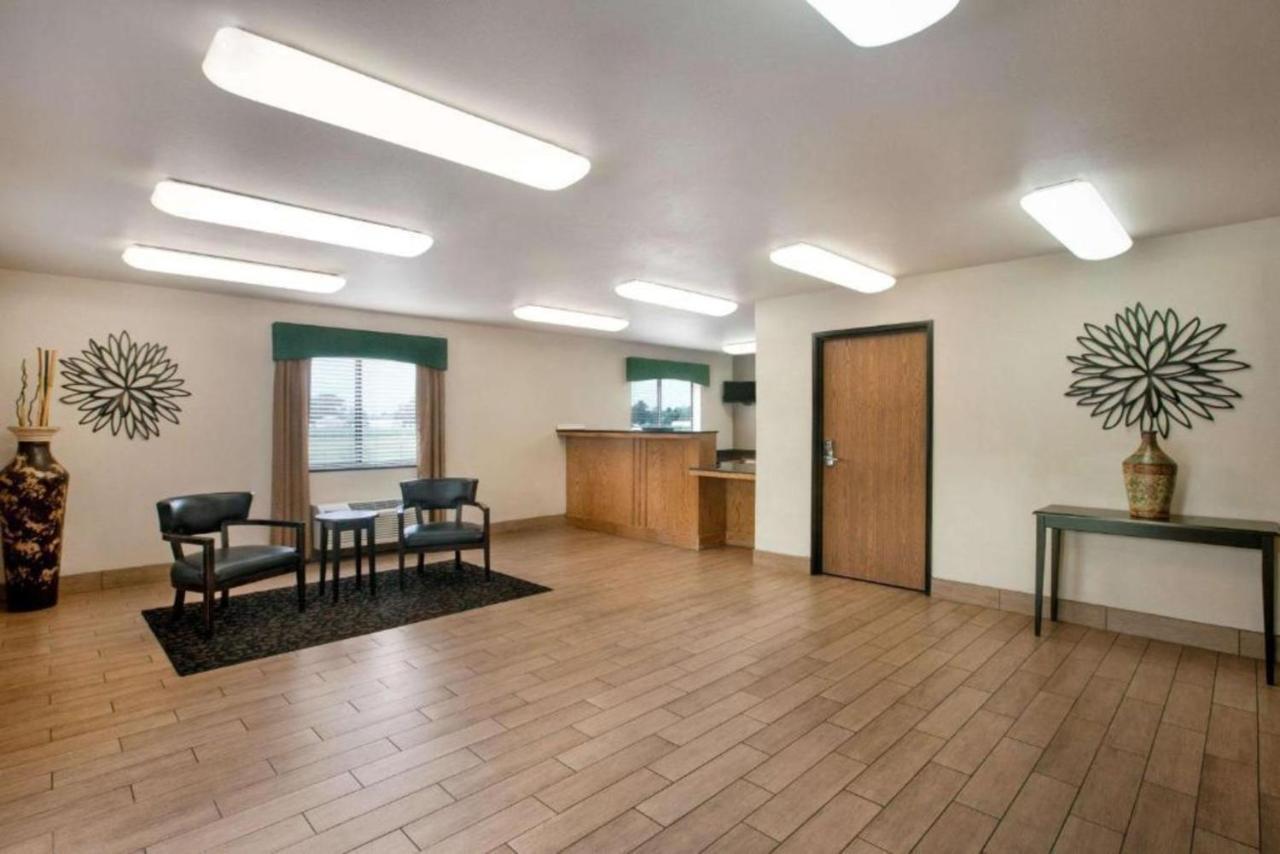 Travelodge By Wyndham Livonia מראה חיצוני תמונה
